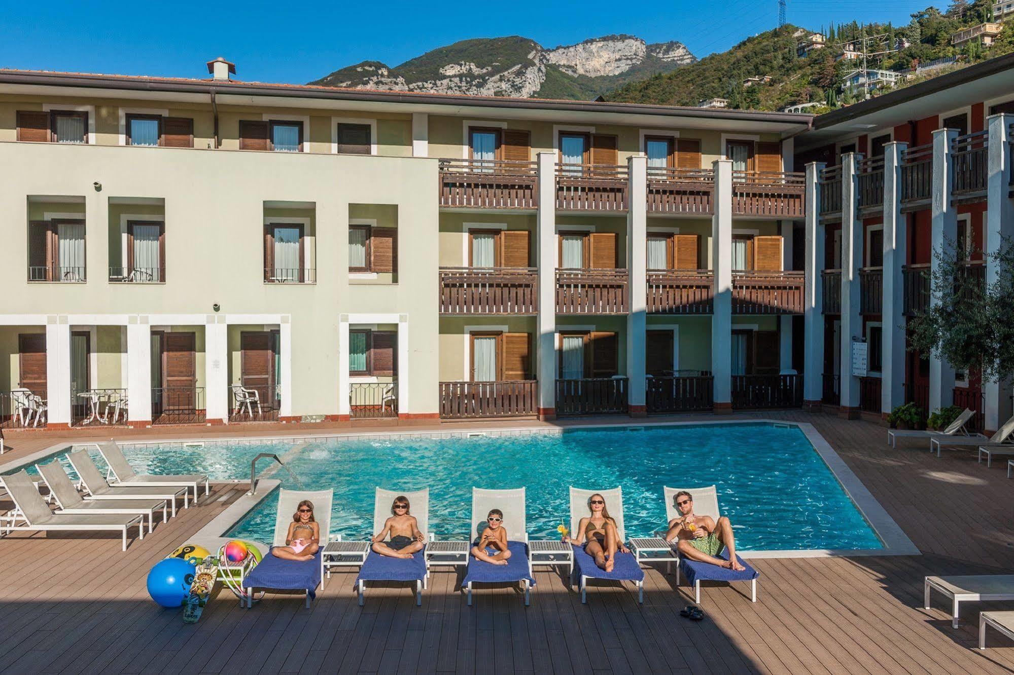 Club Hotel E Residence La Vela Torbole Sul Garda Luaran gambar